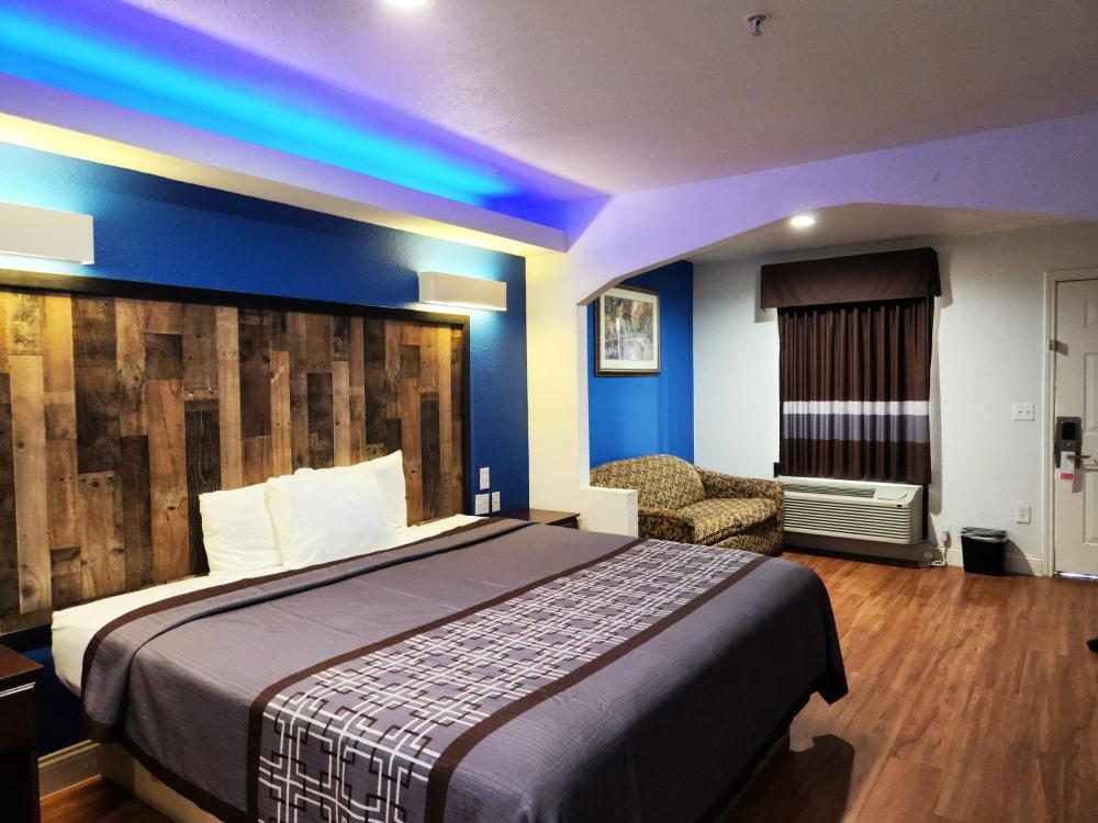 Deluxe King Room - Non-Smoking interior