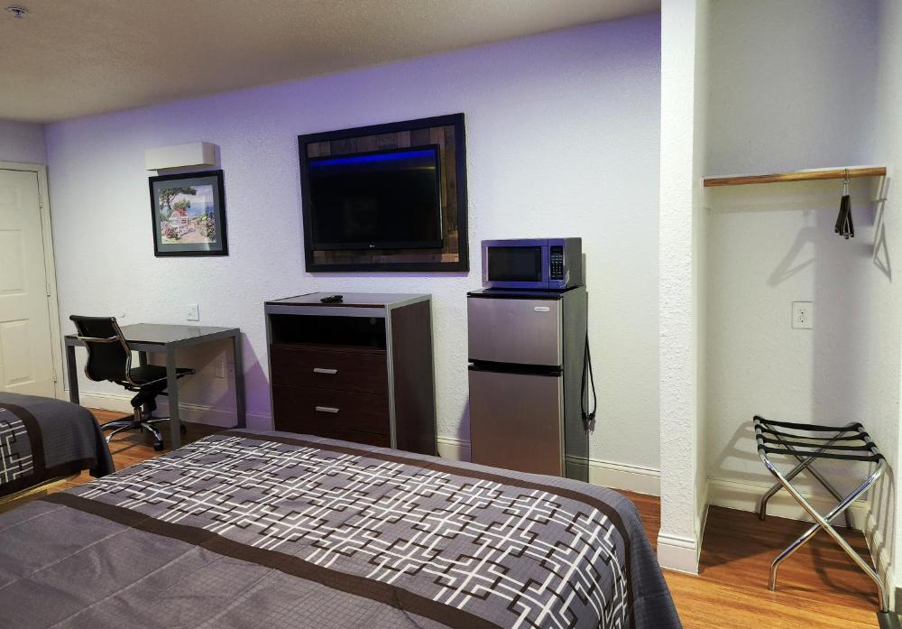 Deluxe Queen Room with Two Queen Beds - Non-Smoking interior